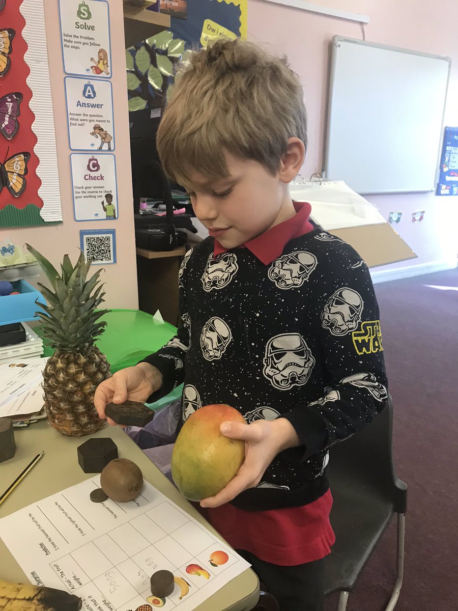 Hendrefoilan's tweet photo. Year 2 weighing fruits in our Maths mission area. Which fruit is the heaviest/lightest? 🍊🍌🍍🥑 #hdfp2 #hdfpMaths&Numeracy https://t.co/egnMNeNaRc