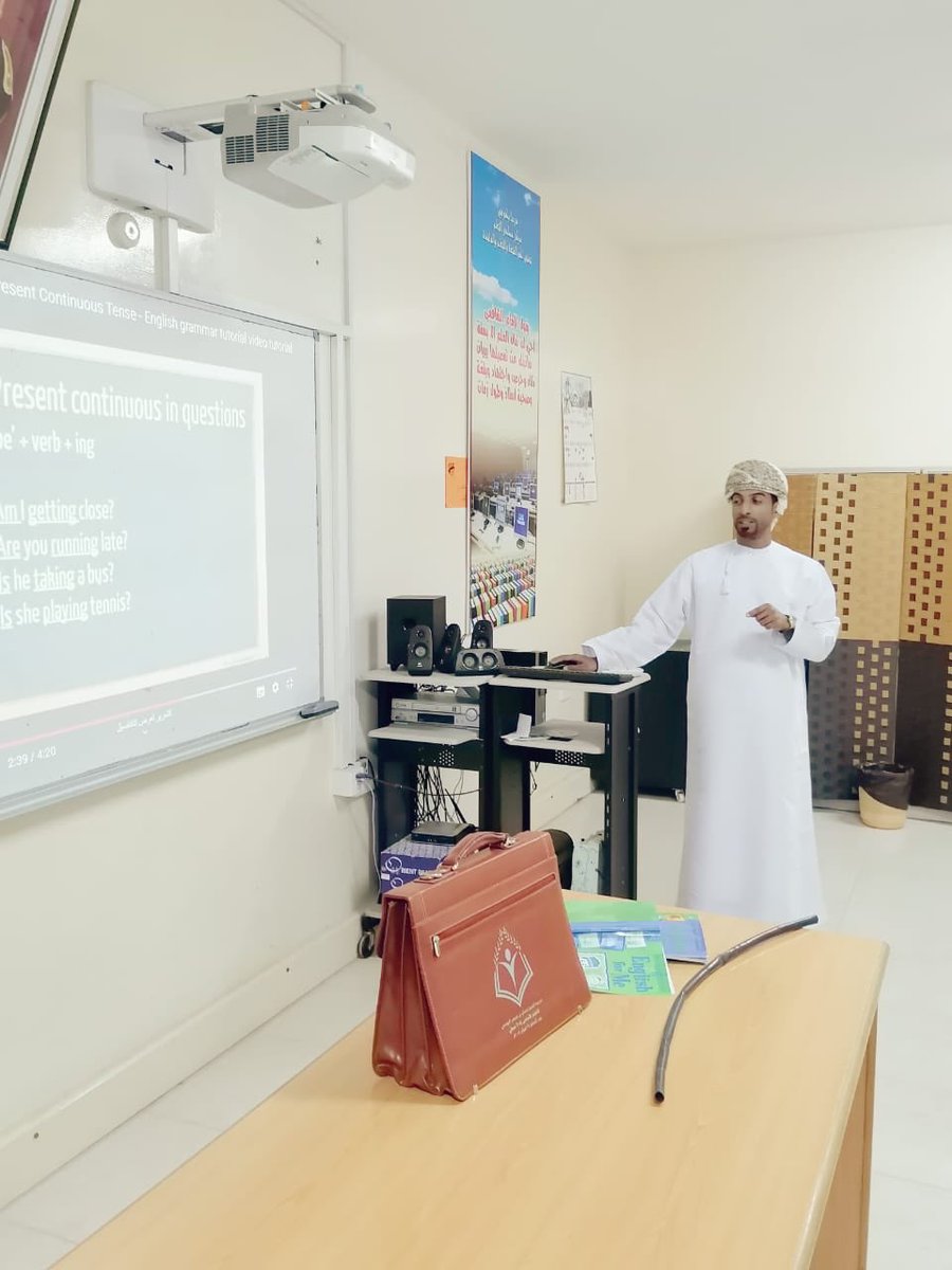 العِلم والتكنولوجيا كُلّ يوم يتطوّران وهذا ما يجعل التقنيات المستخدمة فِي التدريس تتطوّر أيضاً، فالهدفُ مِنَ وسائِلِ التعليم هِيَ توضيح المَعلومات بطرق جديدة ومختلفة لتوصيلِ المعلومة بشكلٍ أفضل وأسهل.
درس قدمه أ.محمد الشرجي في مركز مصادر التعلم يشرح فيه present continuous للطلاب.