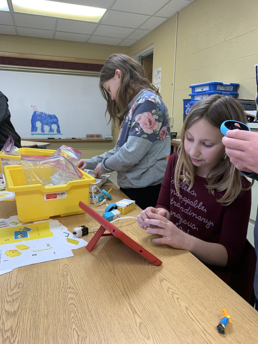 LeRoySTEM's tweet photo. Fun building with @LEGO_Education #SpikePrime with #LESSTEM https://t.co/GfAz82jCLQ