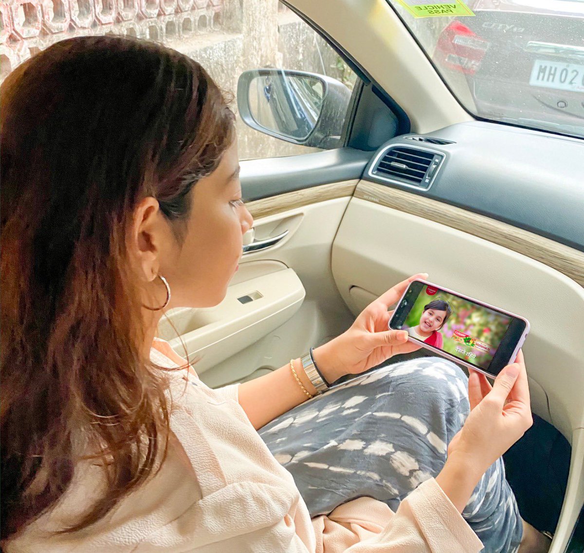 NehaKVora's tweet photo. The new Colgate Vedshakti ad is interesting.  Swipe up to watch . #ColgateVedshakti @ColgateIndia 

Swipe up link: https://t.co/3mayqhr2P1 https://t.co/ADbZGFggVa