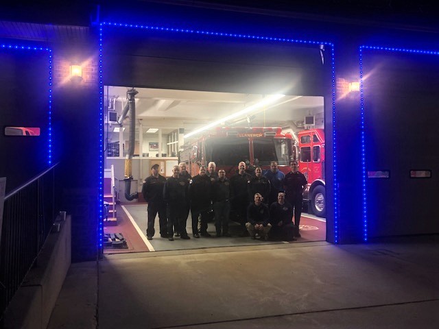 BlueLightsColon's tweet photo. Thank you, Tom Shannon, for sending us this one of the @LlanerchFire in Havertown for proudly showing their blue lights in support of #coloncancer research and screening. https://t.co/P9DE7ji4td