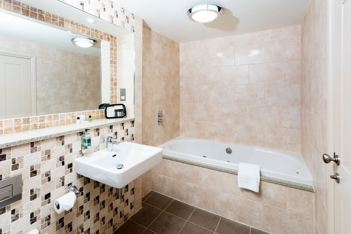 ParkFarmHotel's tweet photo. 𝗖𝗲𝗱𝗮𝗿 𝗦𝘂𝗶𝘁𝗲
Space, luxury, and seclusion, they don’t come much nicer than the Cedar Suite. Wash away your troubles under a monsoon shower or soak up the atmosphere in the bubbling spa bath. Book your bespoke break today https://t.co/dIOFRAVDCY https://t.co/9mTf39iE2n