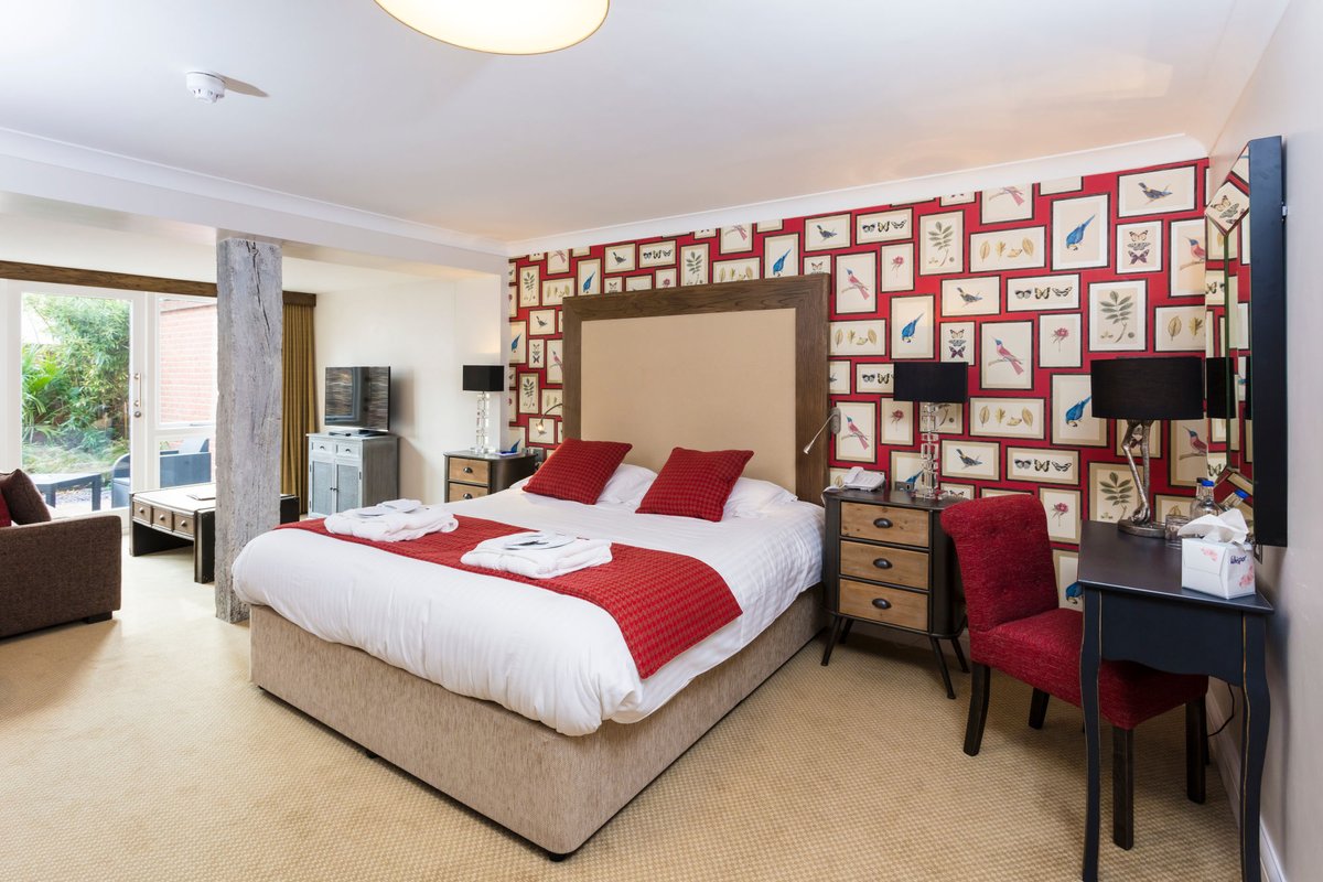 ParkFarmHotel's tweet photo. 𝗖𝗲𝗱𝗮𝗿 𝗦𝘂𝗶𝘁𝗲
Space, luxury, and seclusion, they don’t come much nicer than the Cedar Suite. Wash away your troubles under a monsoon shower or soak up the atmosphere in the bubbling spa bath. Book your bespoke break today https://t.co/dIOFRAVDCY https://t.co/9mTf39iE2n