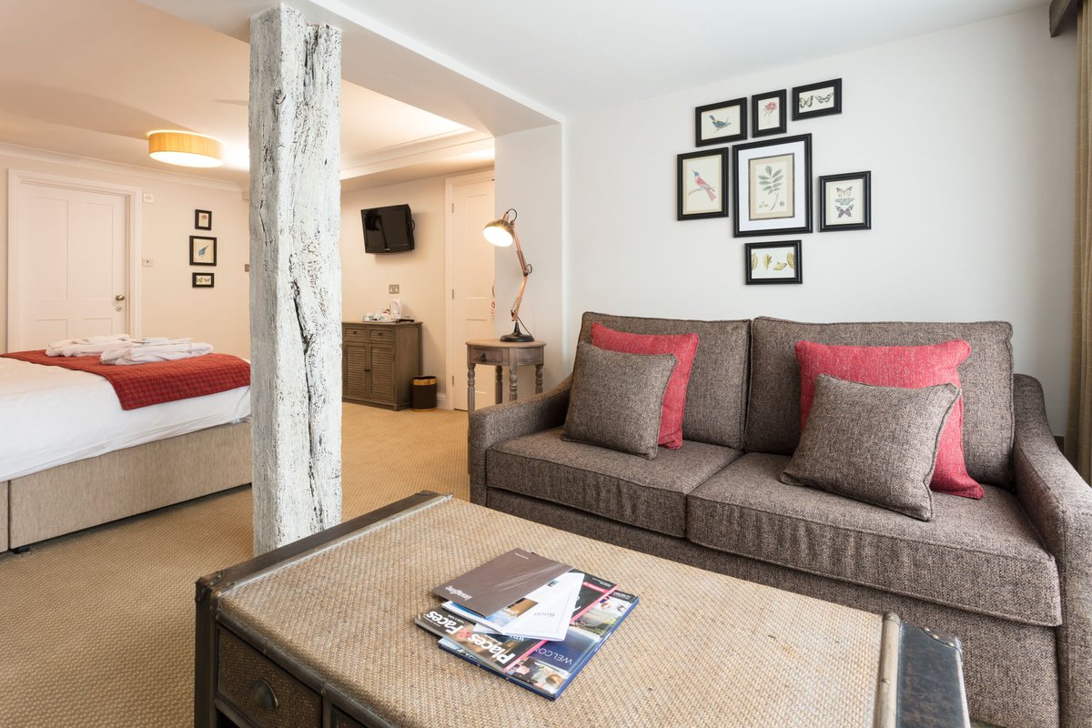 ParkFarmHotel's tweet photo. 𝗖𝗲𝗱𝗮𝗿 𝗦𝘂𝗶𝘁𝗲
Space, luxury, and seclusion, they don’t come much nicer than the Cedar Suite. Wash away your troubles under a monsoon shower or soak up the atmosphere in the bubbling spa bath. Book your bespoke break today https://t.co/dIOFRAVDCY https://t.co/9mTf39iE2n