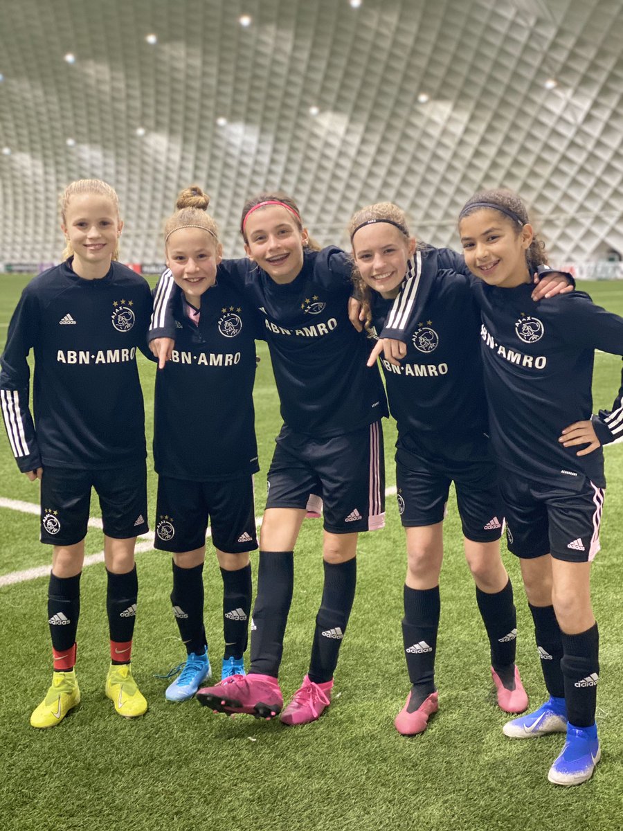 Super tof🤩 Vandaag de eerste Ajax training gehad in de ballon met ons team 🔥
#essimessi #soccergirl #soccerfan #welivefootball #daretoshine <a href="/AjaxVrouwen/">Ajax Vrouwen</a> <a href="/AFCAjax/">AFC Ajax</a> <a href="/ABNAMRO/">ABN AMRO</a> <a href="/adidasfootball/">adidas Football</a> @Eredivisievr
