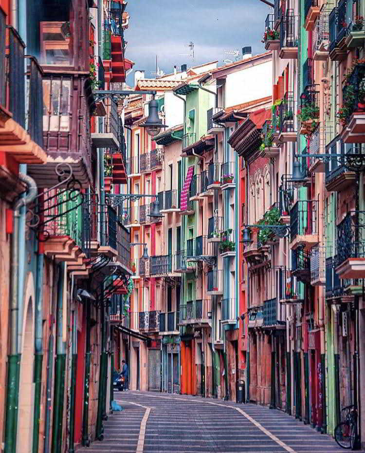 Las coloridas calles de Pamplona conseguirán sacarte una sonrisa y animarte cuando más lo necesitas😊

mtr.cool/rsnpxobyul

#culturiplan #cultura #historia #escapada #Pamplona #dateunrespiro #paseos #desconecta