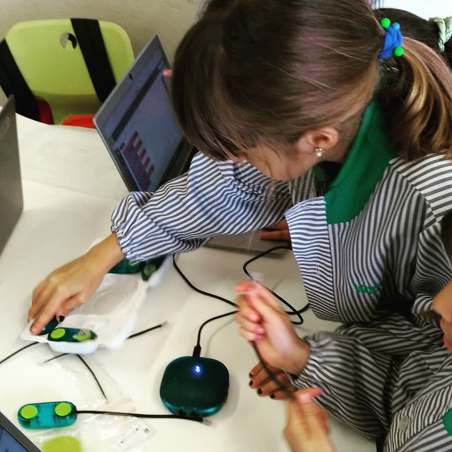 COOPPAIDOS's tweet photo. 3t i 4t d'#EducacioPrimaria comencen a aplicar els coneixements de programació 💻 sobre sensors, actuadors 🕹️ i motors per construir un dispositiu!!! 🤖 #TotsSomPaidos #ProjectesPaidos #NovesTecnologiesPaidos #NovesTecnologiesEnEducacio @agrescatAEC @EscolesCoop @FTrams https://t.co/oEmbbafNoP