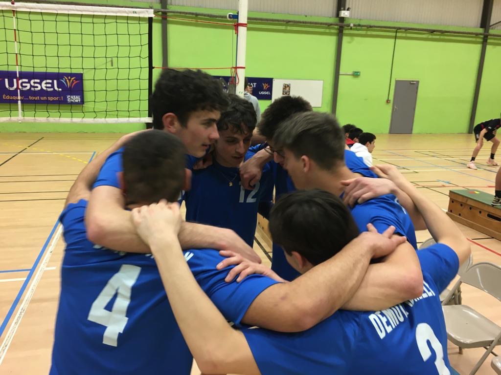 DemotzGS's tweet photo. Championnat national de volley à Rennes: promo Junior Garçons
Après un très bon accueil, les 6 équipes se rencontrent toutes depuis hier et les finales ont lieu jeudi. Les garçons sont motivés à bloc! https://t.co/r2sWGSSv6V