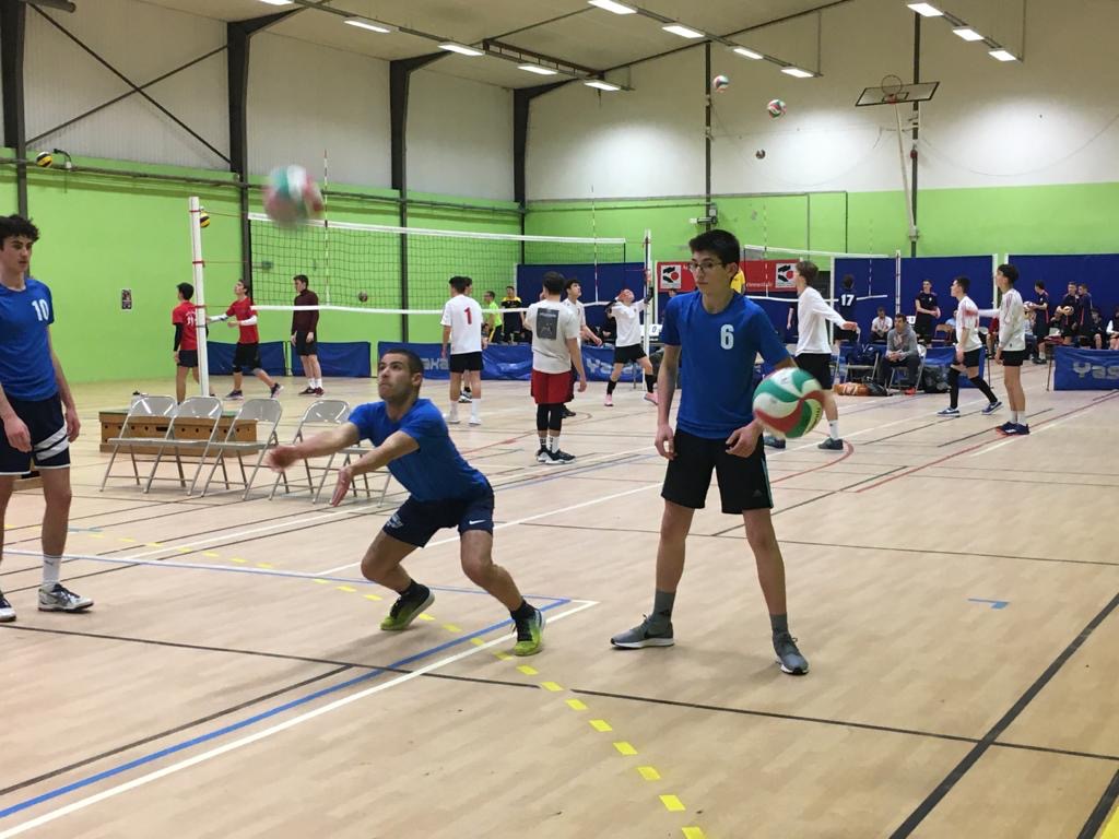 DemotzGS's tweet photo. Championnat national de volley à Rennes: promo Junior Garçons
Après un très bon accueil, les 6 équipes se rencontrent toutes depuis hier et les finales ont lieu jeudi. Les garçons sont motivés à bloc! https://t.co/r2sWGSSv6V