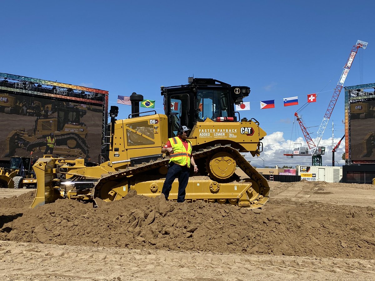 TheChadColby's tweet photo. My friend @yieldmapdozer telling the @CaterpillarInc #D6XE story at @conexpoconagg 👍👍 Noce job Mr https://t.co/m69r71IbPG