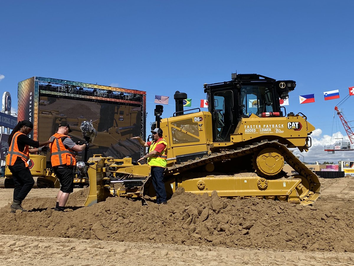 TheChadColby's tweet photo. My friend @yieldmapdozer telling the @CaterpillarInc #D6XE story at @conexpoconagg 👍👍 Noce job Mr https://t.co/m69r71IbPG