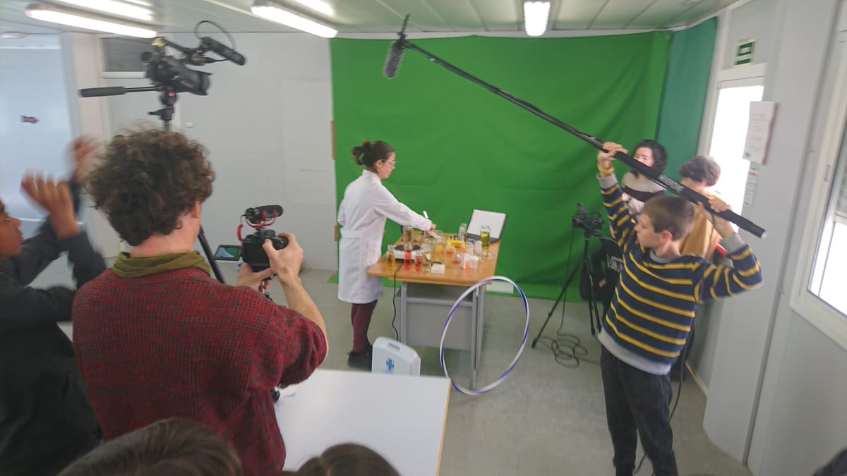 TeleducaEducom's tweet photo. 2n dia gravació #Tinter amb #EscoletadeCinema!!! El grup d'alumnes participant d'@inslasagrera ha rodat les seqüències on una científica que explica al protagonista com viatjar al passat amb una missió clau: conscienciar a la gent d'aleshores que el futur no sigui tant contaminat https://t.co/X1Gn5Alug4