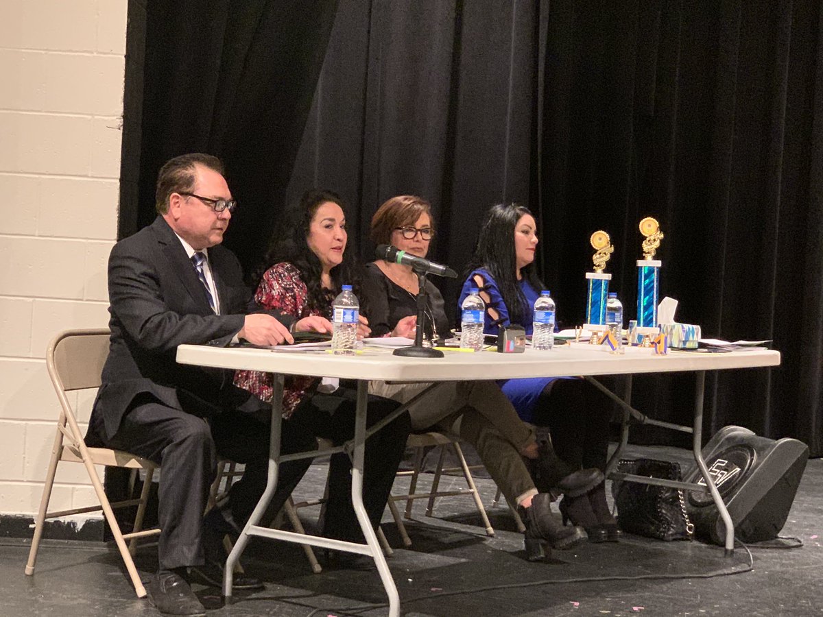 JesusGamez915's tweet photo. Gracias jueces por su dedicación a los niños de @ELPASO_ISD Concurso de Deletreo en Español underway! Campeones de EPISD compitiendo y demostrando sus talentos ortográficos! @EPISD_DualLang #ConnectingLaguagesDualLanguageDivision #deletreoespanol  #SpanishSpellingBee https://t.co/yMQo7p9NmT