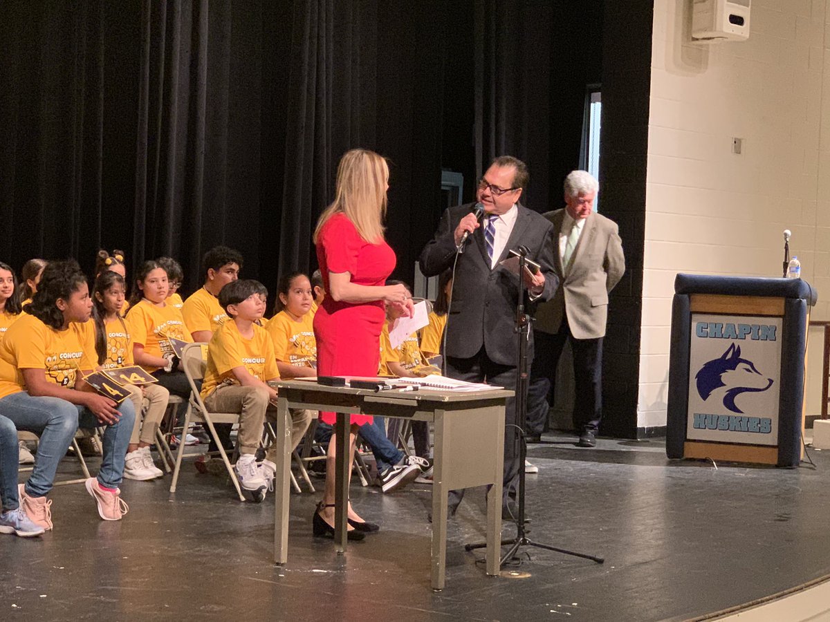 JesusGamez915's tweet photo. Gracias jueces por su dedicación a los niños de @ELPASO_ISD Concurso de Deletreo en Español underway! Campeones de EPISD compitiendo y demostrando sus talentos ortográficos! @EPISD_DualLang #ConnectingLaguagesDualLanguageDivision #deletreoespanol  #SpanishSpellingBee https://t.co/yMQo7p9NmT