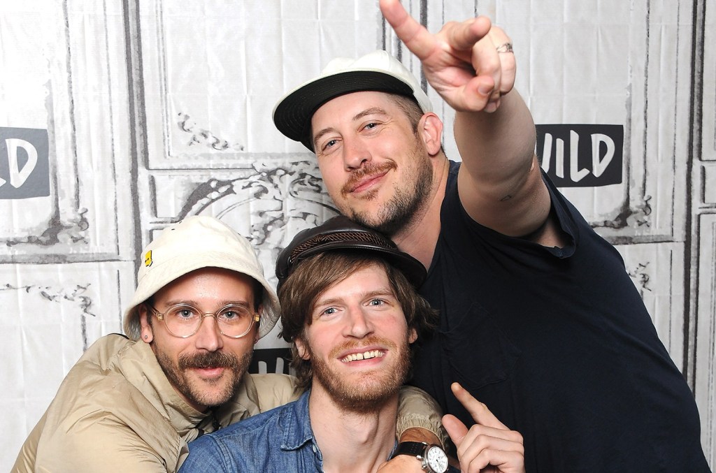 fabivargasfm's tweet photo. Doblete de @portugaltheman en #RockNRola
1.- Nombre completo
2.- #MaximaTheMan
3.- Cuando me baño canto la de... https://t.co/xLo8IwdLjf