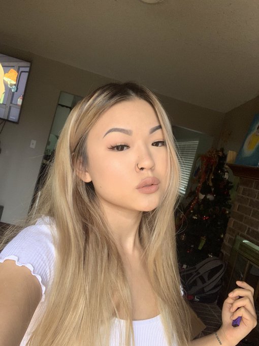 My new lashes came in so I decided to get pretty!! *gratuitious tiddy pic* https://t.co/Q9TcGKtMbl<a href="/tag/totm"class="tags"><span>#totm</span></a>