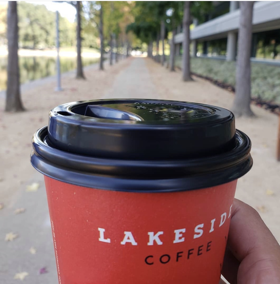 Roundhouse_SR's tweet photo. Photo by @sabrina4sanramon: Grab some Lakeside Coffee and explore our beautiful property. https://t.co/vfBbW1sOeb