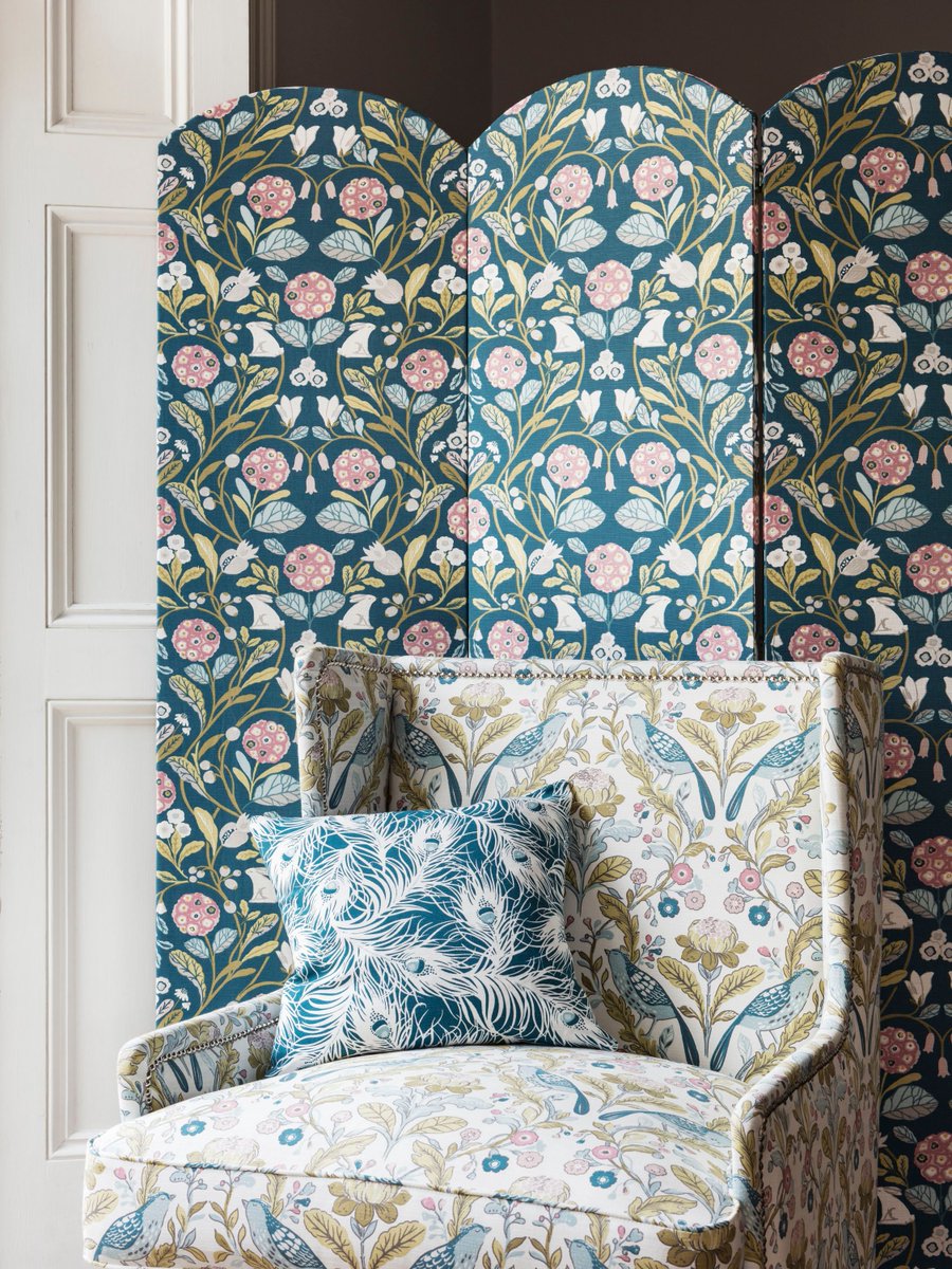 StudioGuk's tweet photo. Stylised florals, foliage trails and peacock feathers define this iconic collection of contemporary prints.
.
.
.
#contemporary
#artsandcraftsstyle
#interiors
#homefashion
#drapes
#cushions
#studiog https://t.co/que39Z8QuH