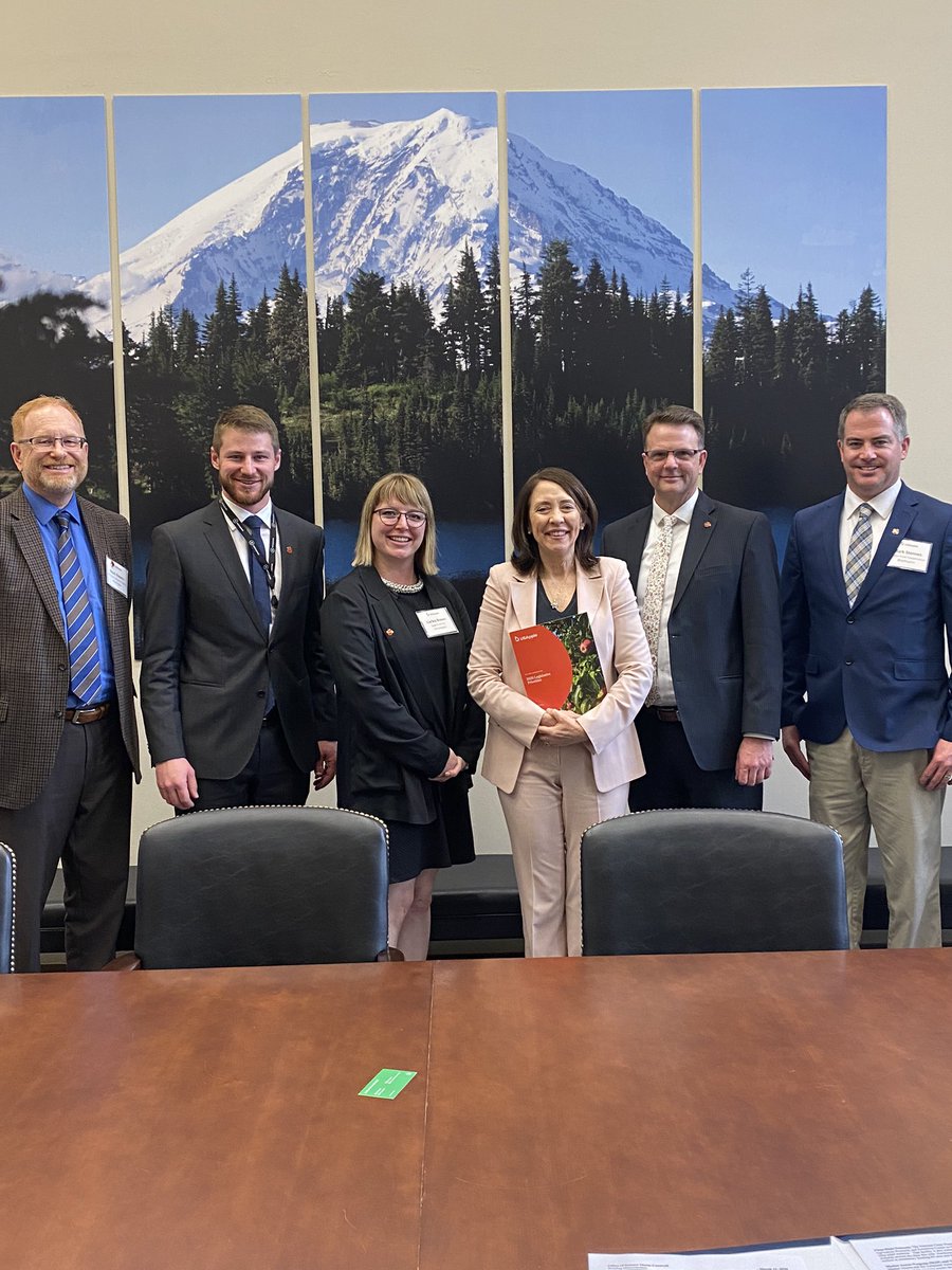 Thank you to <a href="/SenatorCantwell/">Sen. Maria Cantwell</a> for being extremely engaging and knowledgeable. The state of Washington is grateful <a href="/usapples/">USApple</a> @SageFruit <a href="/RepNewhouse/">Rep. Dan Newhouse</a> <a href="/PattyMurray/">Senator Patty Murray</a> <a href="/GilbertPlath/">Gilbert Plath</a> #usapple20flyin