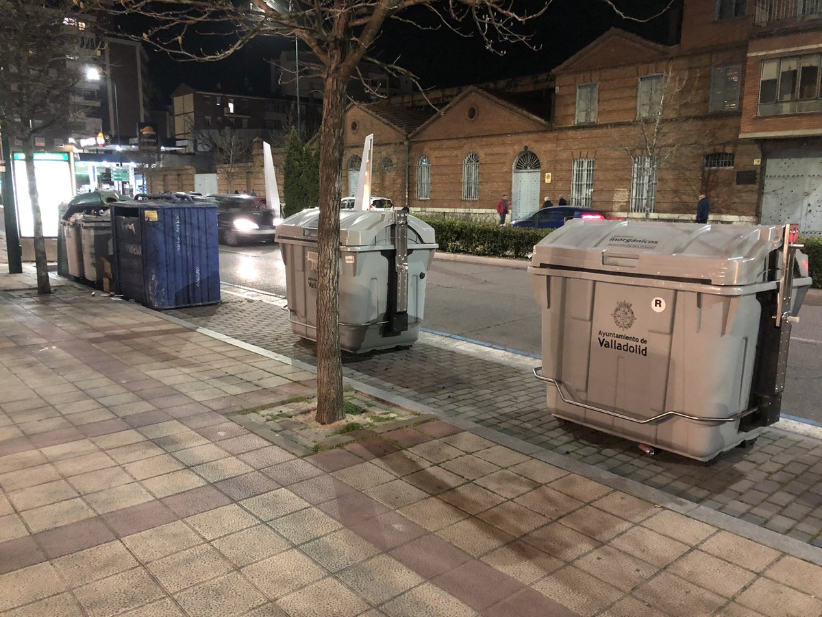 Lo de Valladolid y el servicio de Limpieza del señor Oscar Puente es una p...VERGÜENZA. Ni proponiendo en escrito para una mejor colocación de los mismos en zona O.R.A hacen caso. ¿Para esto pagamos la respectiva tasa? Máxima difusion <a href="/PPValladolid/">PP de Valladolid</a>