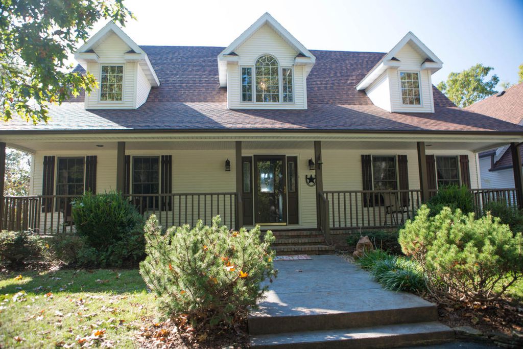 barigs1's tweet photo. Imagine yourself living in this "Paradise Over the Finley" near Rogersville, MO. This 5,000 sq. ft., three-story dream house sits on eight serene acres.

Learn more at https://t.co/ItkYkf3Mc9

Call 800.582.1206

#luxuryhomes #finleyriver #dreamhome https://t.co/pO4dtppQMW