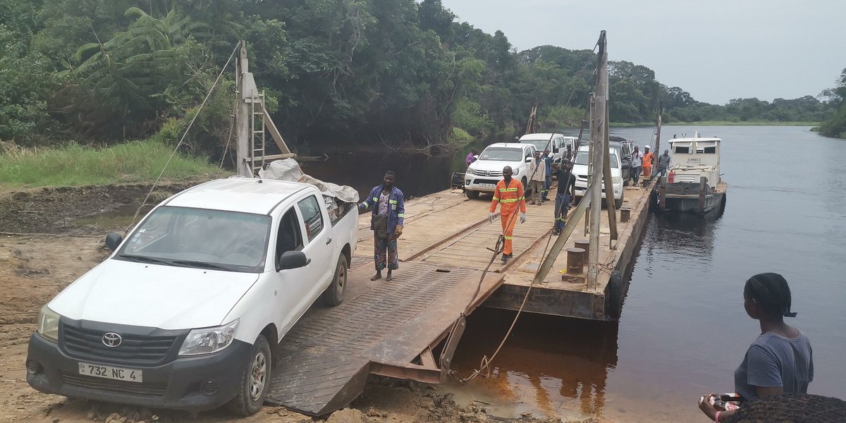 PNRmagazine's tweet photo. Chargement du bac en partant d'impfondo. 
#DestinationCONGO
#Likouala
Noko Niko https://t.co/fxsBpl6DKm