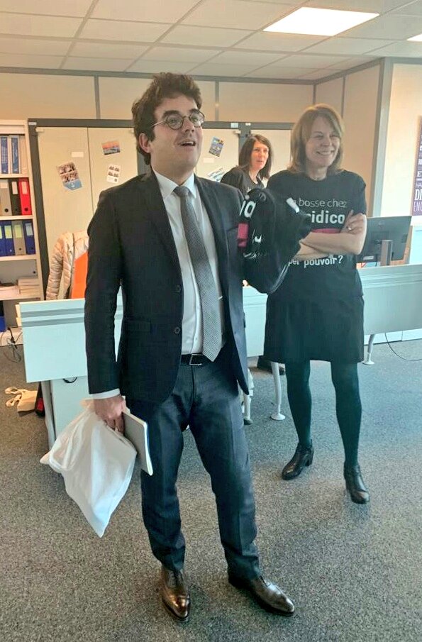 BOYER_SYL's tweet photo. @ALFONSI_Y @guiborie @AXAFrance @BensegnorP @HeleneSamierPRO @Laure_Colinart @laure_aime Immense fierté de toutes les équipes #AXA Protection Juridique d'avoir accueilli @guiborie Bienvenue chez vous ! Et 1 engagement et challenge à relever : avoir le super pouvoir de porter notre 👕 Juridica 😆 
💙#JeBosseChezJuridica #échanges #partages @AXAFrance @AXAJobs_fr https://t.co/8UPv8hIkCr