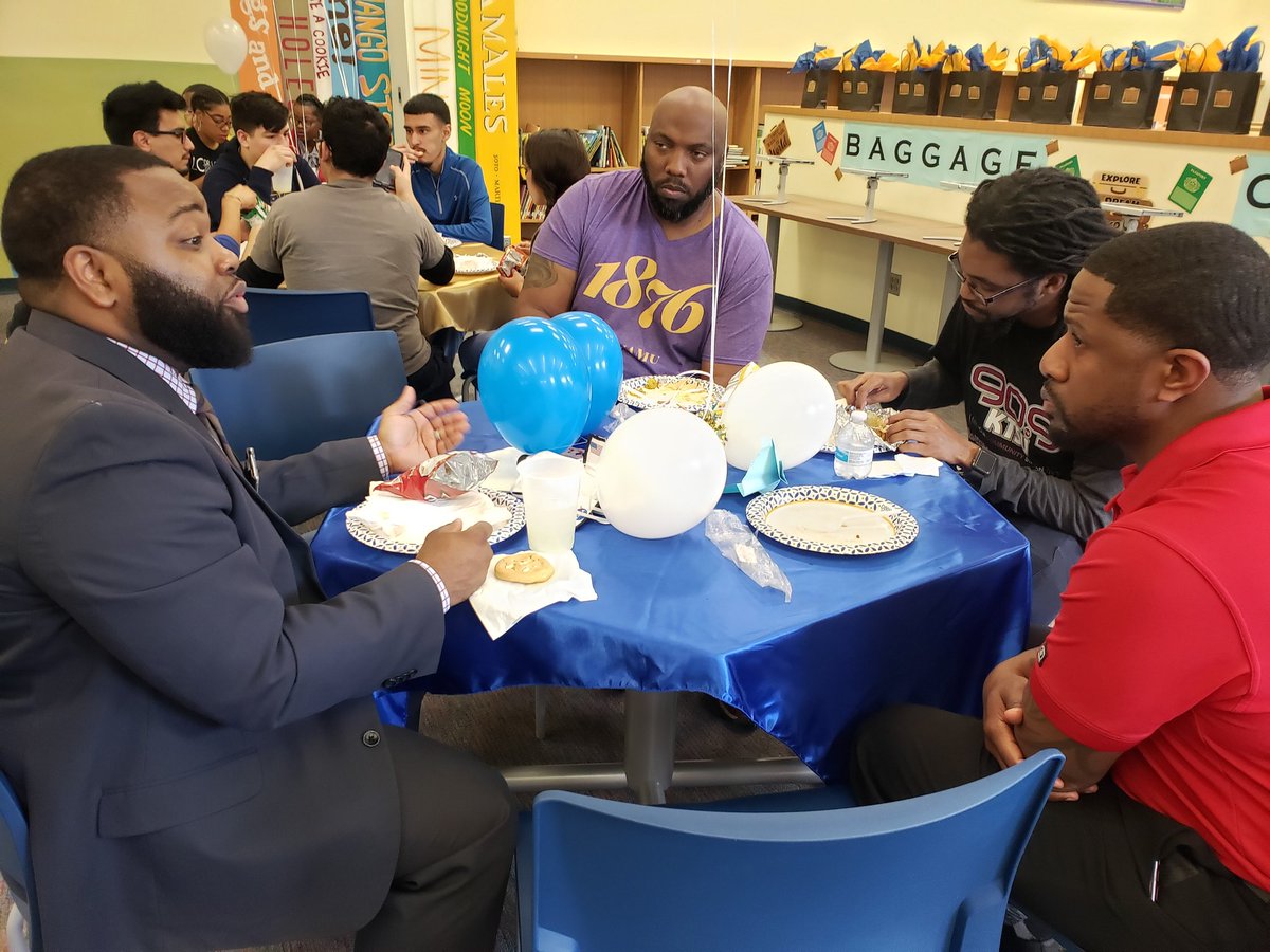 ZGatson2's tweet photo. Thanks to, Its All In The Family for the donated BBQ today. Shotout to Joe V's for the potatoes and fixings. Everyone left full and fed. @HISDChoice @msap2017 @TeamHISD @WesleyES_HISD #WesleySTEM https://t.co/CbNdN2ymAg