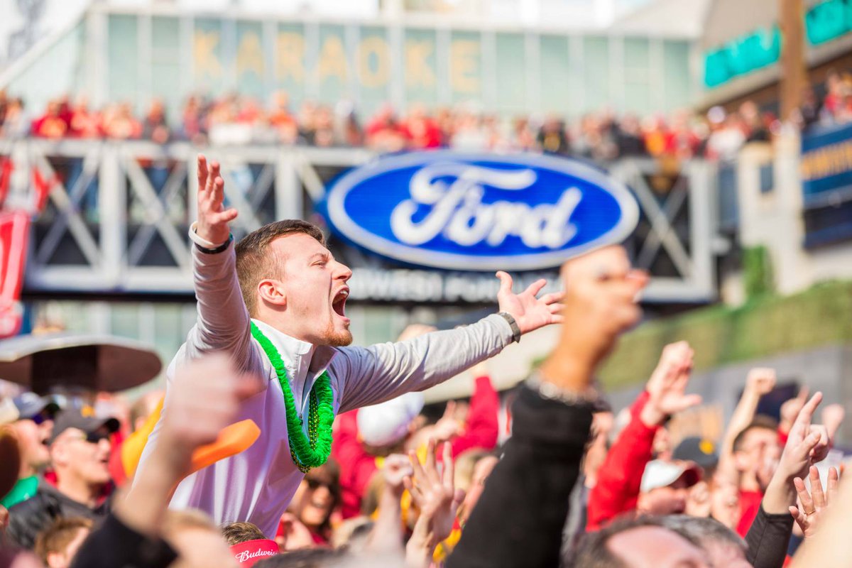LeinenkugelsKC's tweet photo. Which team name will you be screaming this weekend!? 📣🏀 #FanFestKC https://t.co/n6sw0kBgZ1