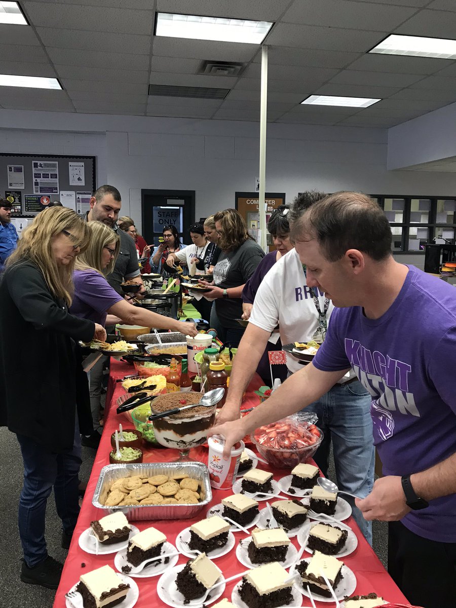 Royalmurph_RRMS's tweet photo. We had an amazing @RRMSRoyalKnight #sel session today learning about Pasco Practice #1 choices &amp; outcomes! Thank you @RoyalblueRrms and Reading/Research for the amazing taco bar as we float into Spring Break! @PascoSel https://t.co/wYmMMsmX4f