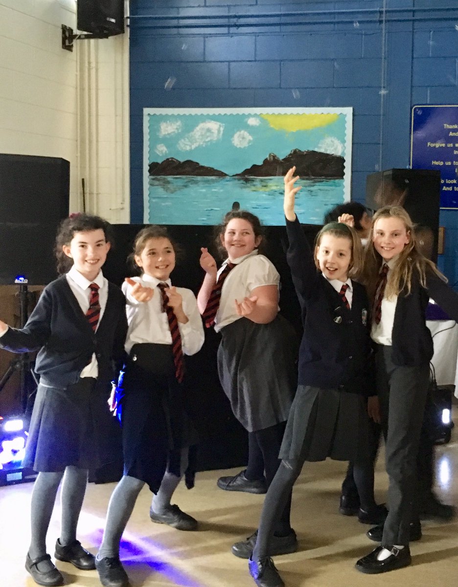 sonningprimary's tweet photo. This afternoon, Rich House celebrated winning the house cup last term with a disco in the hall! #RichHouse #APSfunded #Party https://t.co/1XQhadpmZ5
