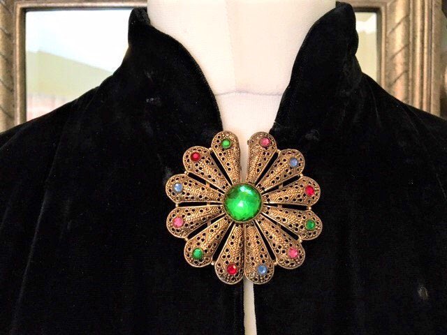 ginminvin's tweet photo. Ok #vintageshowandsell #buckle-up for this Thrilling item #1930's #1940's #SilkVelvet #OperaCape, S-M. #Dramatic #Evening #Cape with #CzechBrooch Clasp. #GINGERMINTVINTAGE #Antique Opera Cape .#Theatrical https://t.co/Jg7zEHD5EX https://t.co/yLHNvLgCO9