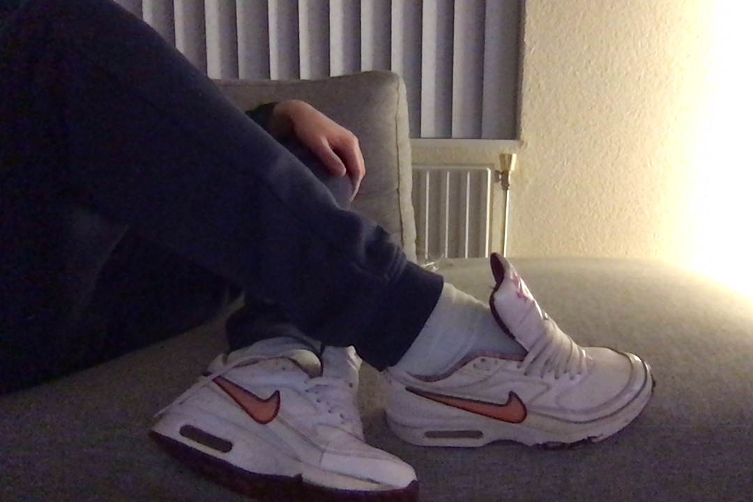 hannahfiercefox's tweet photo. My submissive airmax slut showing a nice pose wearing my size 38 airmax!!! #myairmaxslut #myairmaxwhore #airmaxsize38 #tightairmax https://t.co/a2M4Q0GPZk