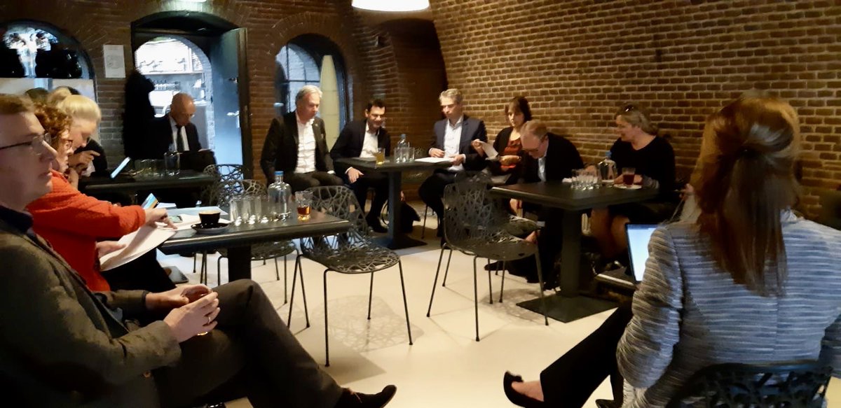 Overleg in Fort Lent, met Think East: richting Europa is het slim om als Gelderland en Overijssel ons te positioneren als grotere regio Oost. Samen met universiteiten Nijmegen, Twente en Wageningen, Saxion, ondernemers en Oost NL. Hiermee maken wij meer kans op innovatiefondsen!