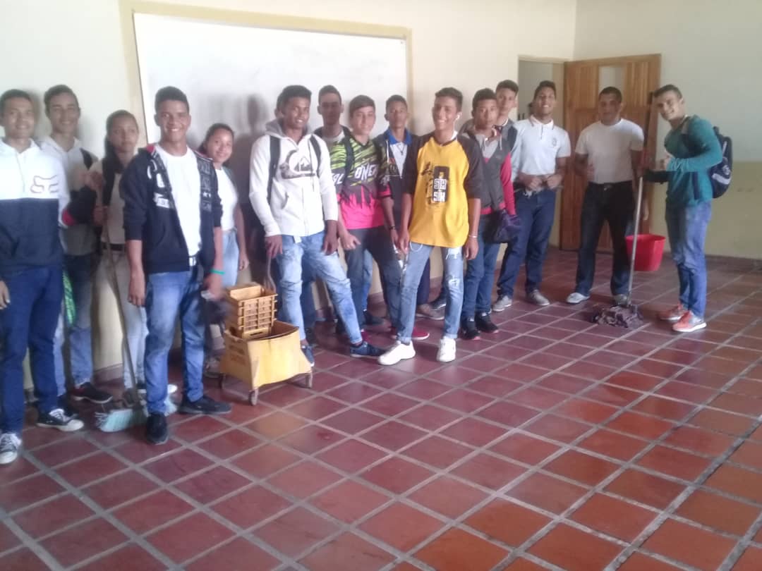 UNEFAextension1's tweet photo. Le ponemos corazon a nuestra unefa Estudiantes realizan campaña de mantenimiento a las aulas y areas verdes de nuestra casa se estudios... @Unefa_Yaracuy @VDIUNEFA1 @SalaUnefa @UNEFA_VASyPC @unefa_ve https://t.co/BjB8d89SuV