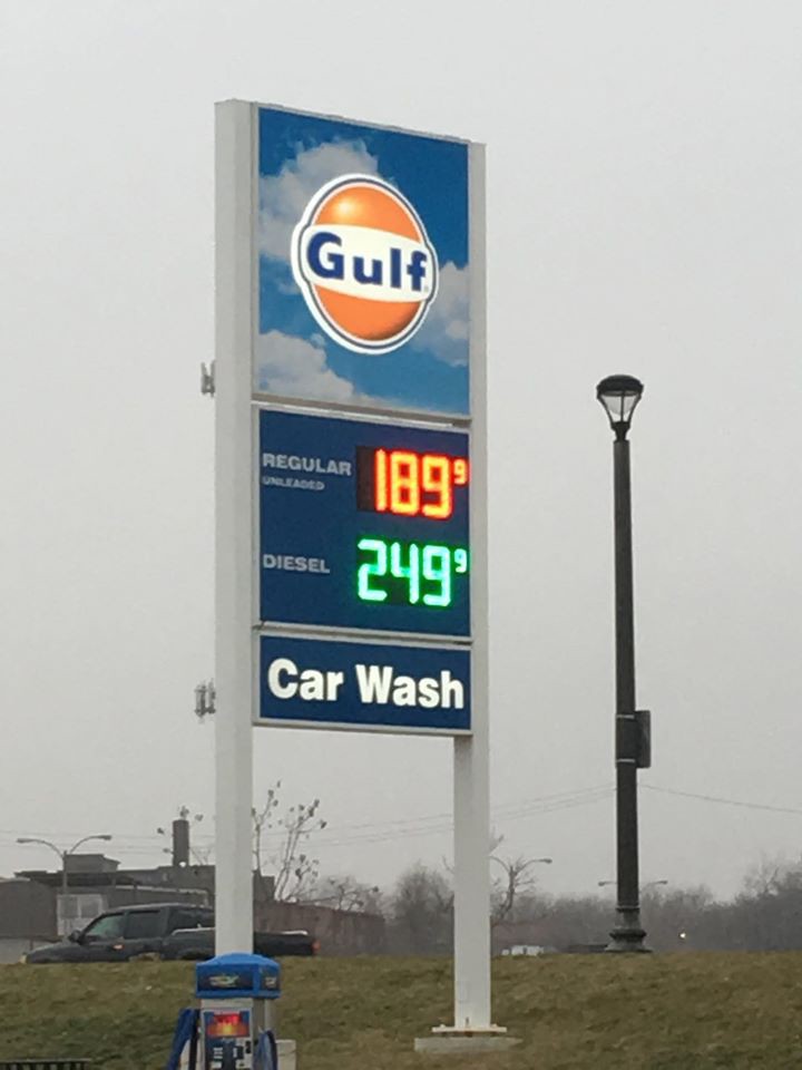 ZoomStl's tweet photo. Fill up your tank￼ for just $1.89￼ a gallon! 🚗 🚘 🚙 🏍 🚖🚌🚎🚚 https://t.co/QsCfRFlunz