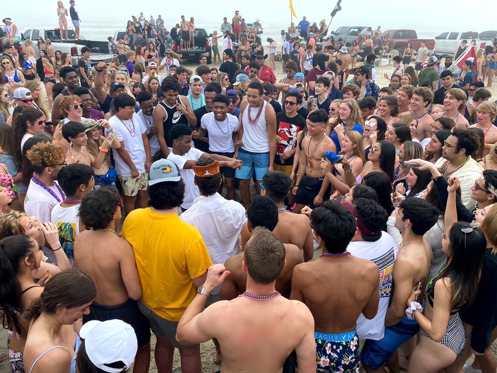 hotz95's tweet image. #SpringBreak2020 #HotZ95 Beach Patrol brought to you by @thomasjhenrylaw is broadcasting live in Port A for the BIGGEST Beach Gathering put on by our friends from @party361tx! ☀️