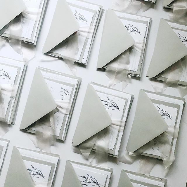 Pretty bundles all lined up in a row .
💗.
.
.
.
#wedding #weddingideas #bridetobe #bridetobe2021 #weddingplanning #dailydoseofpaper #weddingstyle #weddinginvitation #weddingstationery #invitation #invitationdesign #weddingpaper #prettypaper #rsvp #st… ift.tt/2Qn8dj1