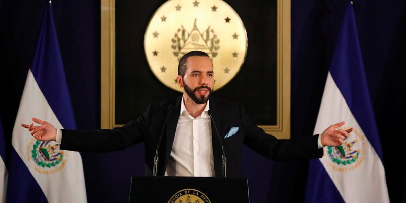 politicomx's tweet photo. .@nayibbukele declaró cuarentena en El Salvador, lo que incluye prohibir la entrada de extranjeros durante 21 días, como medida para evitar el #coronavirus. https://t.co/y5xhRio1Ld https://t.co/LIxlApXwxN