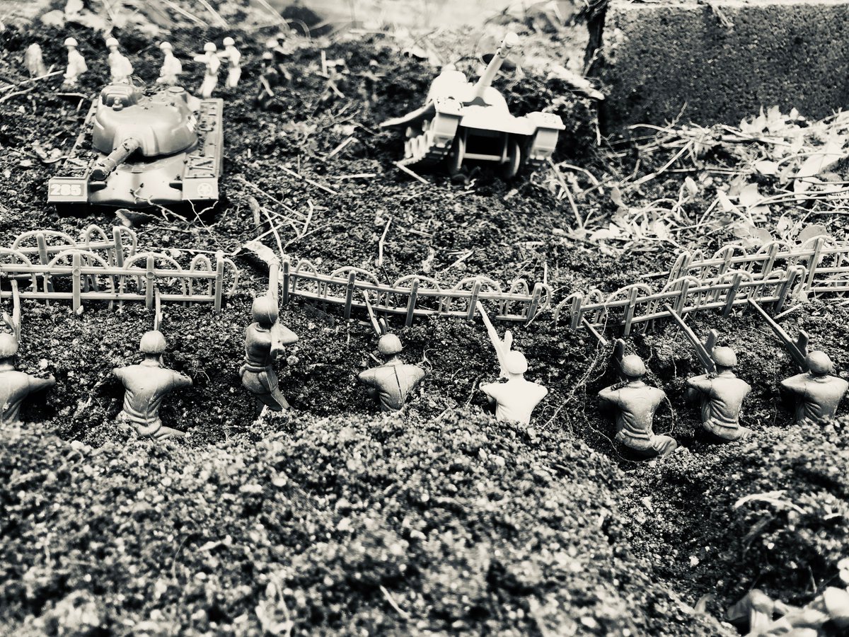MsRichardhk's tweet photo. Students in #CHC2D got very creative and applied what they learned of #trenchwarfare while learning of #WWI through creating trenches during #onlinelearning #dsc #dscs #internationalschool #21cclassroom https://t.co/Q1ObgXHXFa