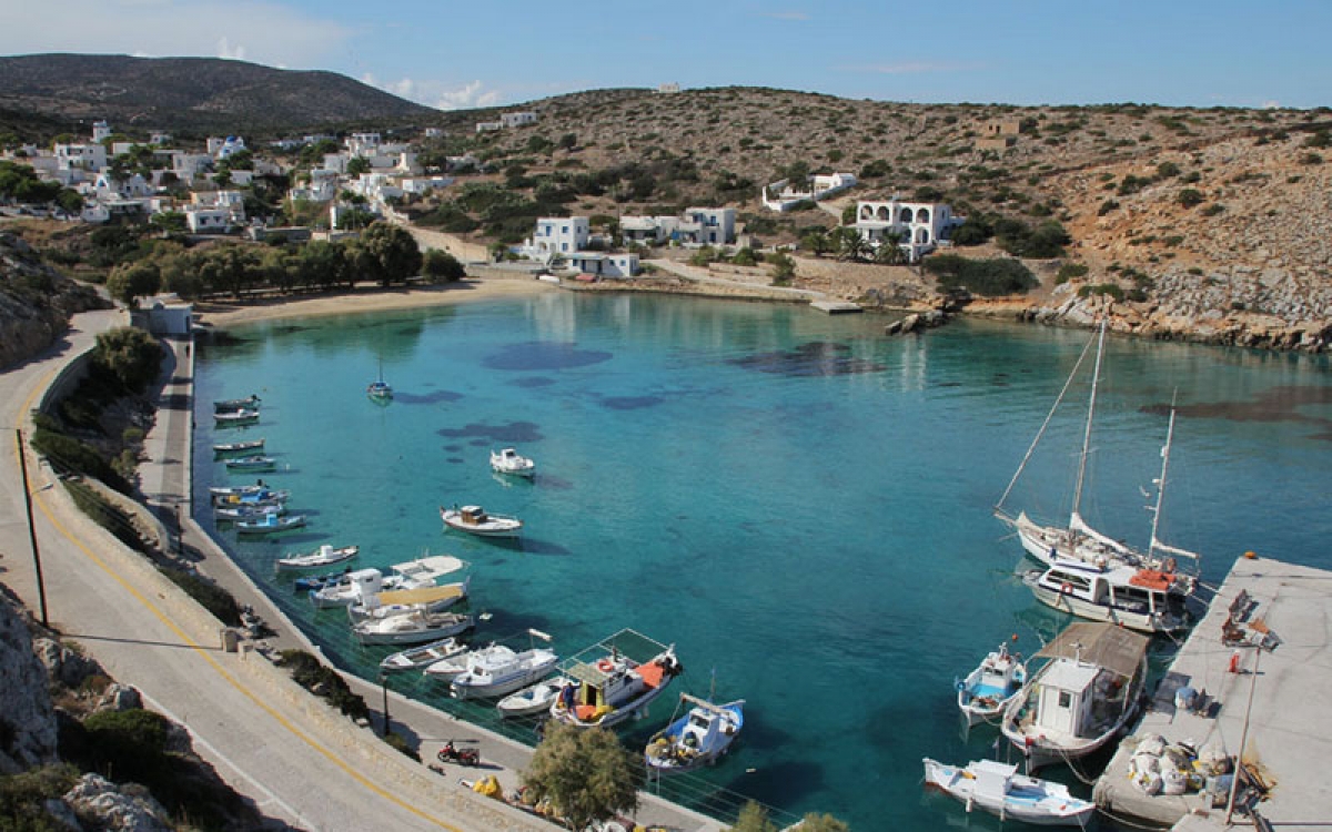 Tron_Blade's tweet photo. Irakleia is a tiny island in the Cyclades. It has a population of around 150. Its between Naxos &amp; Ios. The biggest caves in the Cyclades are located on Irakleia. Irakleia can be reached by ferries from Athens, Naxos &amp; Paros.
#Greece #Irakleia #travel #vacations @davestravelpage https://t.co/nuaYx7h7Zj