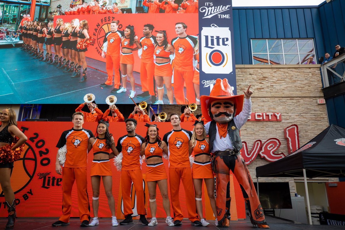 KCLiveBlock's tweet photo. No one does sports like KC!🏀 #fanfestkc https://t.co/wq2uQQMBri