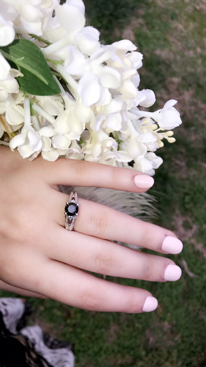 BMichelle2015's tweet photo. Y’ALL MY BESTFRIEND IS ENGAGED‼️‼️‼️‼️ this is NOT a drill! 

@jessilynnjessi 

#lettheplanningbegin https://t.co/Ow3nnj4MXl