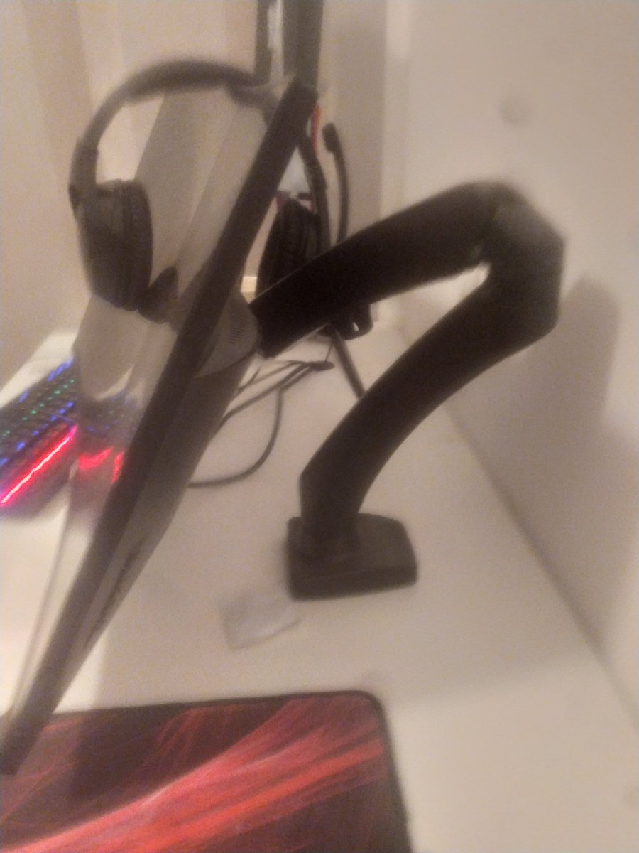 EliasEcharri's tweet photo. @SeriousArg #SeriousSetUp  y la cam con el soporte q era para el monitor sjjsjsjsjdj https://t.co/4RfU3WK9MI