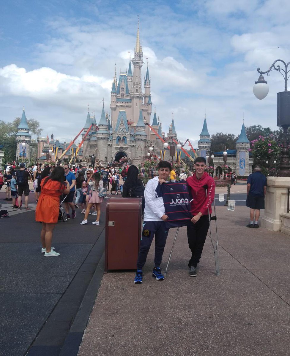 VelocidadFutsal's tweet photo. #ElRayoPorElMundo | La pasión y los colores del #Rayo llegaron hasta Orlando-Disney 🇺🇸. ¡Gracias, Ramiro Pérez y Tomas Pérez! 🔵🔴👏 https://t.co/PjwtSRwl7w