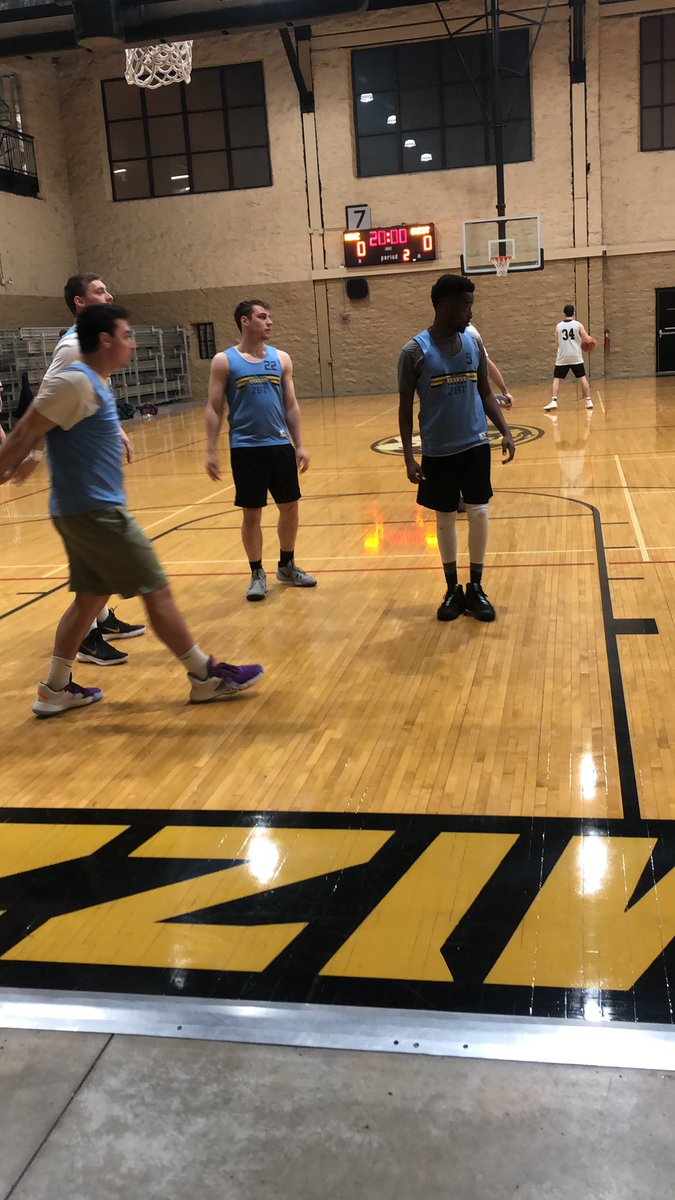 MizzouZBT's tweet photo. The Zeebs are in home blues tonight against Phi Psi. We’re minutes away from tip 👇🏻 https://t.co/ftD34FtFt2
