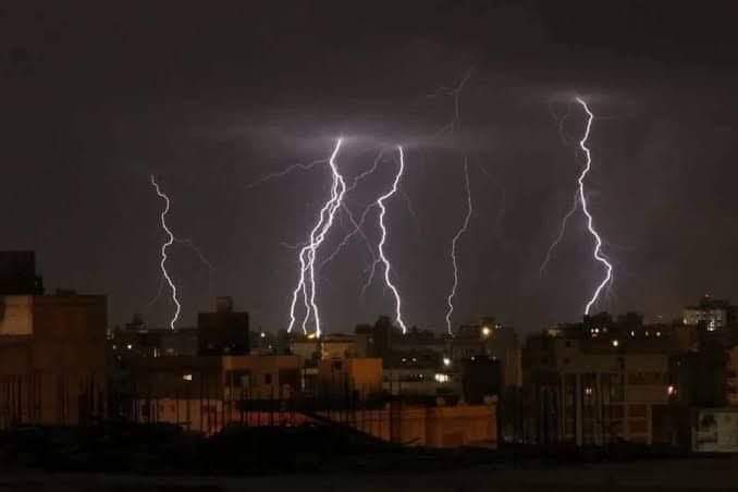 (هُوَ الَّذِي يُرِيكُمُ الْبَرْقَ خَوْفًا وَطَمَعًا وَيُنْشِئُ السَّحَابَ الثِّقَالَ (12) وَيُسَبِّحُ الرَّعْدُ بِحَمْدِهِ وَالْمَلَائِكَةُ مِنْ خِيفَتِهِ وَيُرْسِلُ الصَّوَاعِقَ فَيُصِيبُ بِهَا مَنْ يَشَاءُ)

#العاصفه_الترابيه