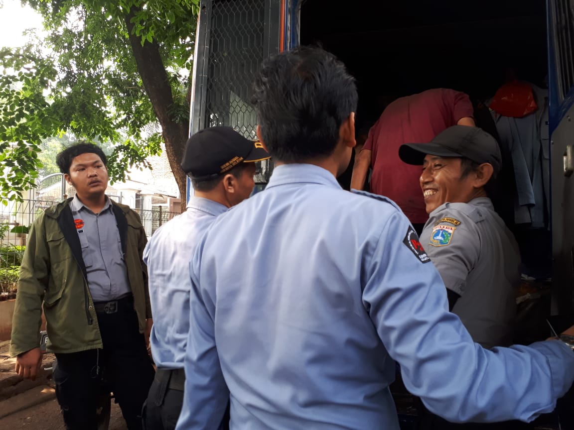 Anggota <a href="/satgasp3s/">Satgas P3S DKI</a> js Posko Pertanian dan Fatmawati menTL laporan masyarakat tentang lansia terlantar disekitar kampus STIKES Tarumanegara Cilandak KKO
A/n:Eri Antonius,66thn,Asal:Sumbar  selanjutnya akan diteruskan ke <a href="/trc_js/">TRC SUDINSOS JS</a> guna tindakan lebih lanjut <a href="/DinsosDKI1/">Dinsos DKI Jakarta</a> <a href="/an_sori1975/">Ansori</a>