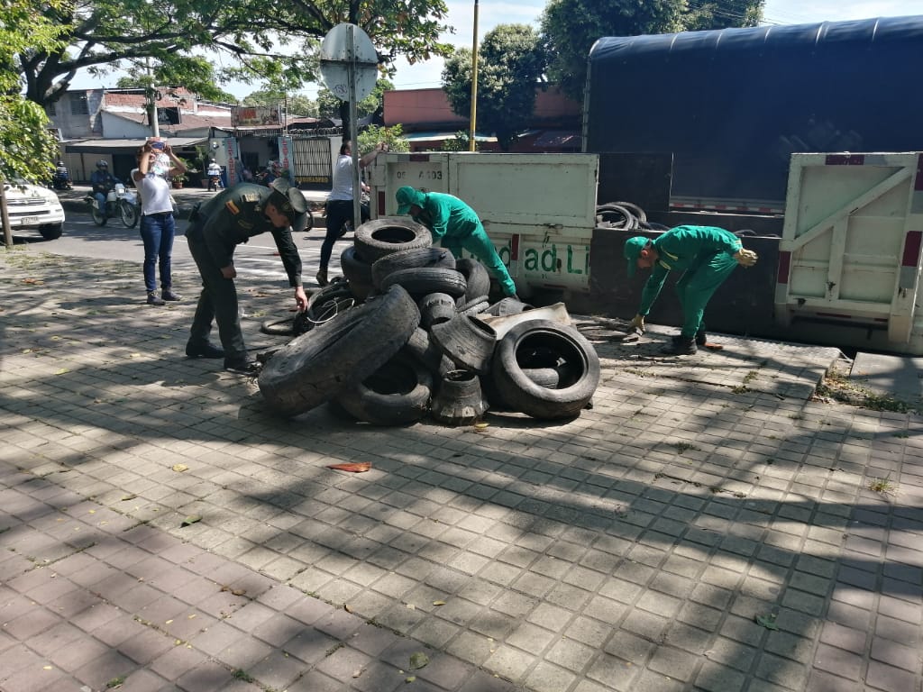 PoliciaNeiva's tweet photo. #SomosUnoSomosTodos trabajo en equipo policía ambiental y secretaria de medio ambiente de #Neiva en la recolección de llantas desechadas generadoras del mosquito trasmisor del dengue.
#UnaPolicíaParaLaGente https://t.co/mMiniVySUD