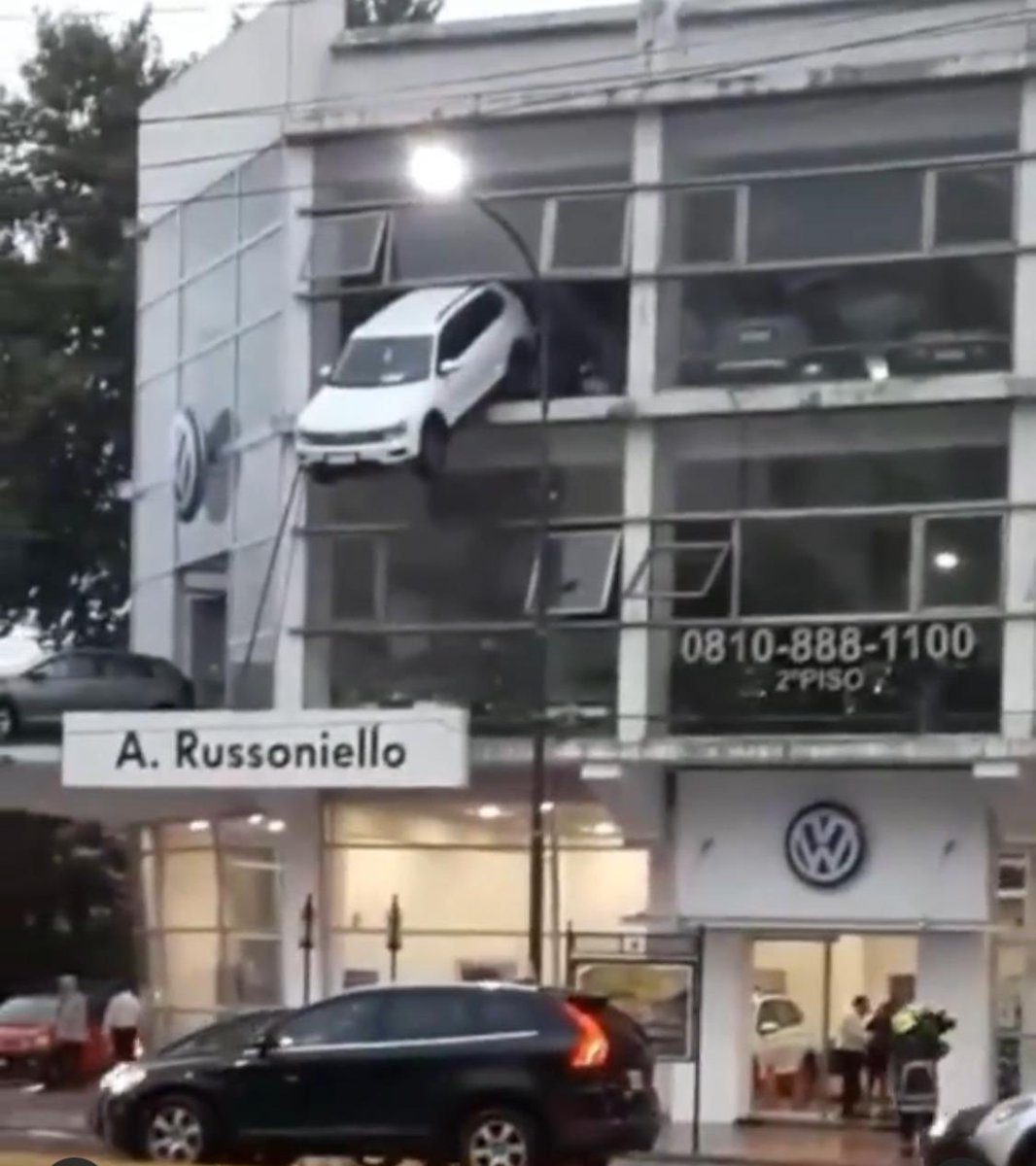 Motor1Argentina's tweet photo. #EstoPasaAhora
Martínez: concesionario VW Russoniello. No es una instalación artística. Esta Tiguan AllSpace casi cae al vacío. Sin heridos reportados. https://t.co/INnmaLWpLw